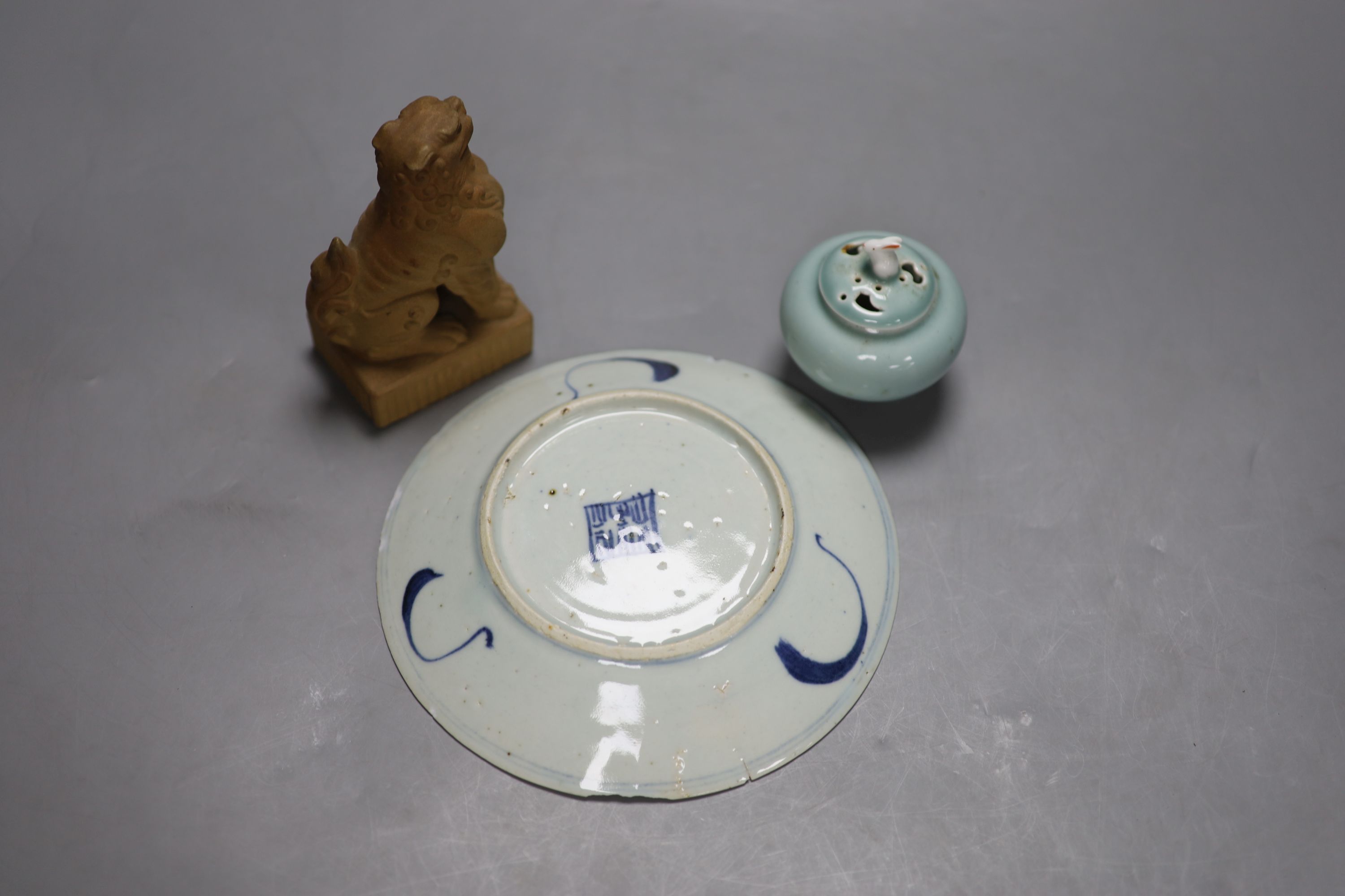 A Fukugawa koro, a Bizan-type shi shi and a Chinese blue and white plate, diameter 17.5cm